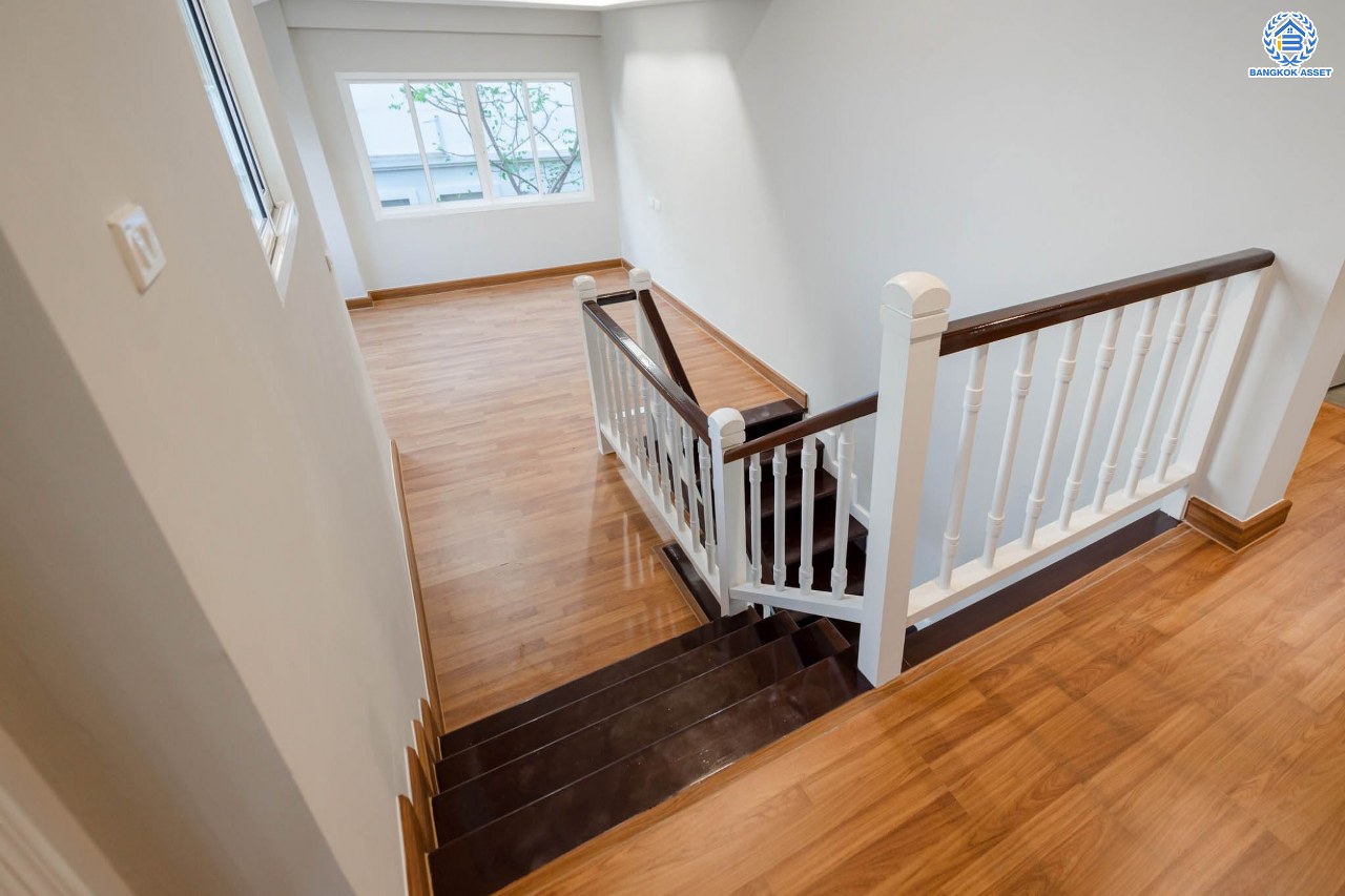 บ้านมือสองตกแต่งใหม่ โครงการ ธนาสิริ รัตนาธิเบศร์ เนื้อที่ 54.7 ตร.ว. ดีไซน์ตอบทุกไลฟ์สไตล์ ฟังก์ชัน 3 ห้องนอน 3 ห้องน้ำ จอดรถได้ 1 คัน บนทำเลติดถนนรัตนาธิเบศร์ เชื่อมต่อหลายเส้นทาง ใกล้รถไฟฟ้าสายสีม่วง "สถานีบางรักใหญ่" และจุดขึ้นทางด่วน "ศรีรัช"